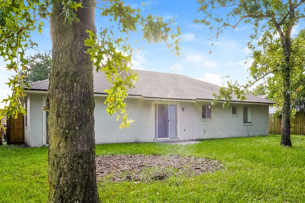 Building Photo - 1304 Sterling Oaks Dr