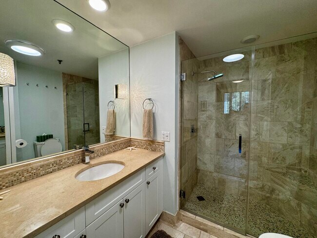 Building Photo - 11370 12 Oaks Way