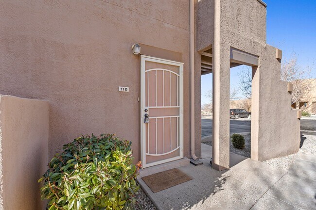 Building Photo - 2900 Vista Del Rey NE