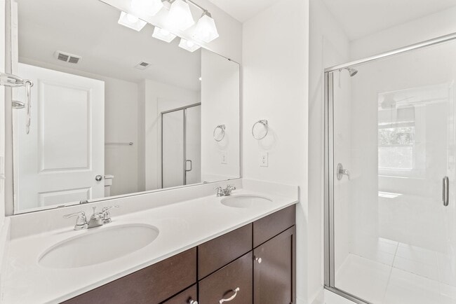 Building Photo - 2 Bedroom Townhome in Brightwalk!