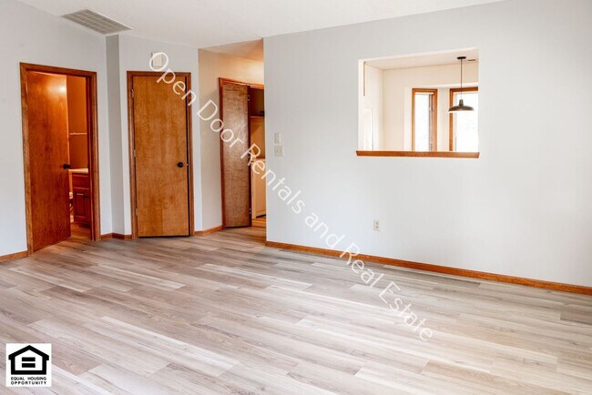 Building Photo - 1420/1422 Flagstone