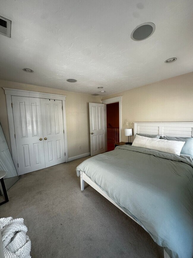 Building Photo - Spacious 3 Bed 2.5 Bath Single-Family Home...