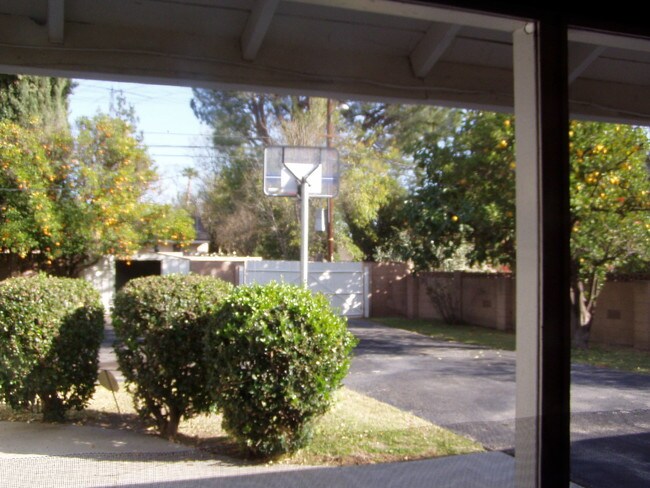 Building Photo - 10854 Reseda Blvd