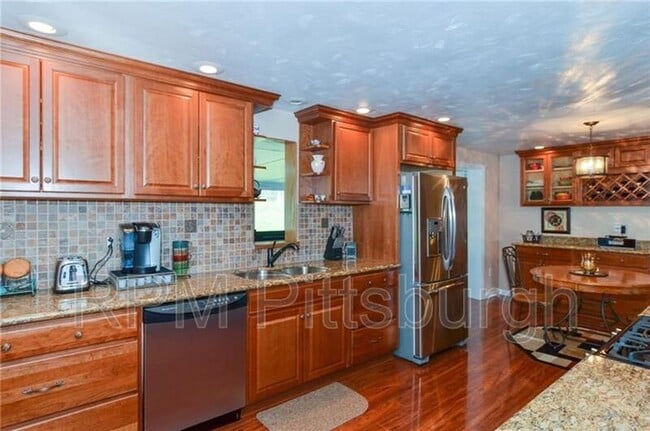 Building Photo - 825 Bethany Dr