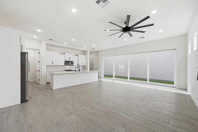Building Photo - 2452 E Lovebird Ln