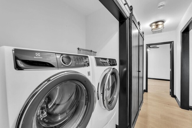 Building Photo - 15160 W Oak Spring Rd