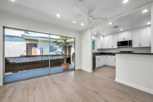 Building Photo - Stunning 2+2 in a mid-century complex