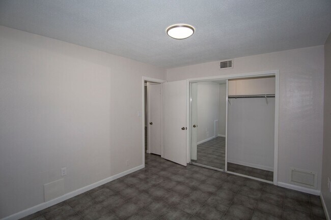 Building Photo - Charming 2/1 duplex with carport near Mills/50