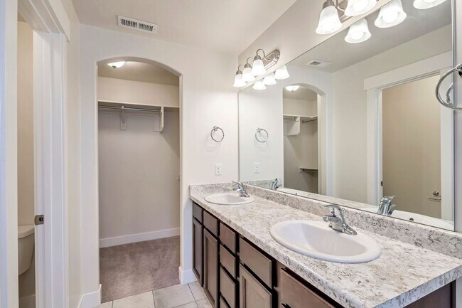 Building Photo - Gorgeous Three Bedroom Townhome; Herriman//