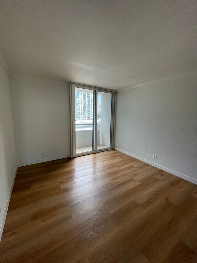 Building Photo - 600 W 9th St