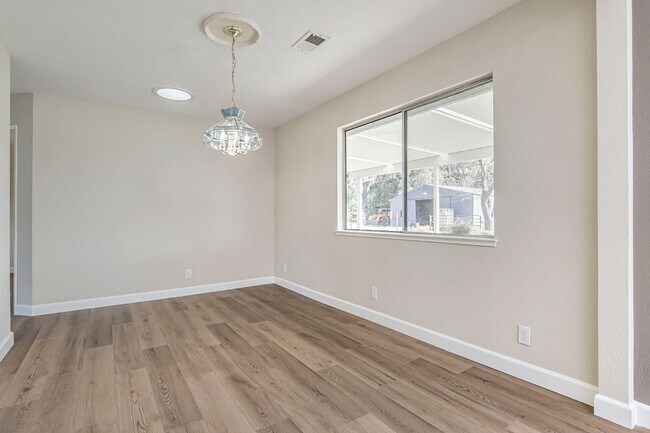 Building Photo - 25265 Carlsbad Ave