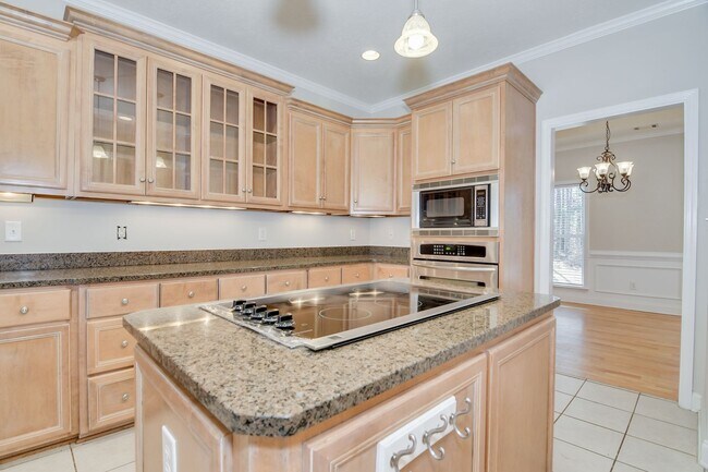 Building Photo - Large House on 3.5 Acres in Harlem