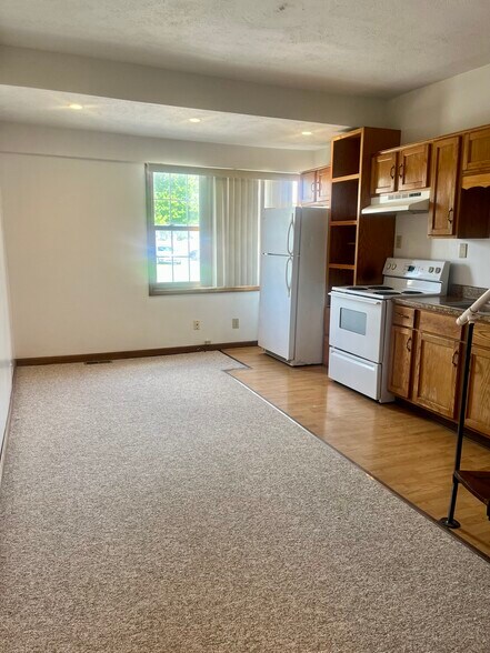 Living area - 3735 Park Ave W