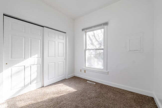 Building Photo - Spacious 4 Bedroom 2 Full Baths Available Kenosha