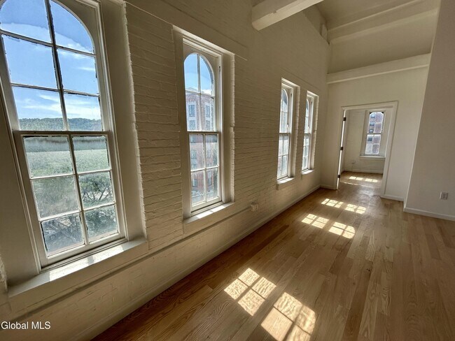 Building Photo - 155 River St