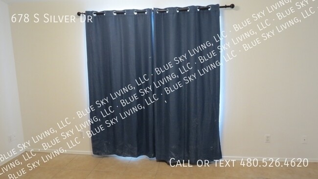 Building Photo - 678 S Silver Dr