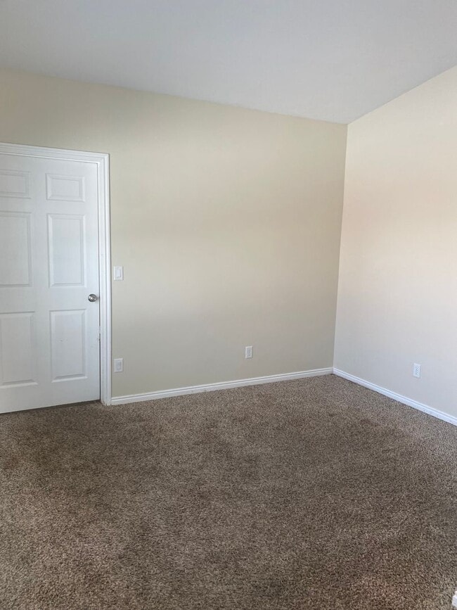 Building Photo - 4 Bedroom Single Family Home!