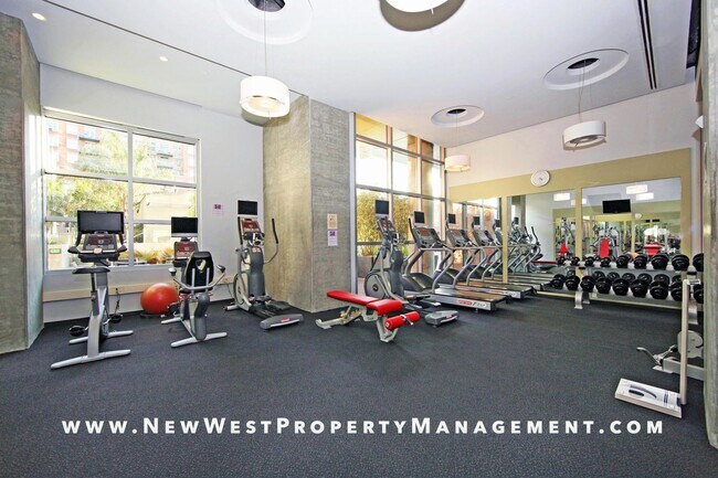 Building Photo - Stunning Fully Furnished East Village 2 Be...