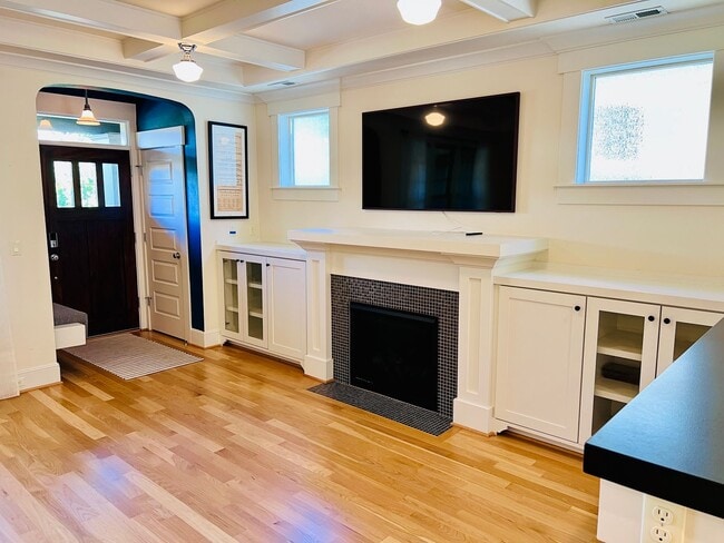 Building Photo - Custom Townhouse with Awesome Back yard