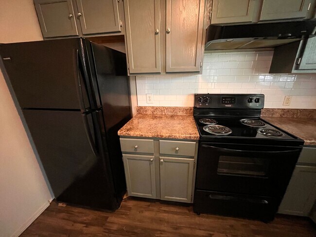 Building Photo - Brentwood 3 bedroom & 2 bathroom home, Huge Fenced Yard