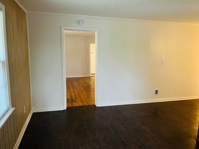 Building Photo - 3 bedroom, 1.5 all brick ranch with 2 car ...