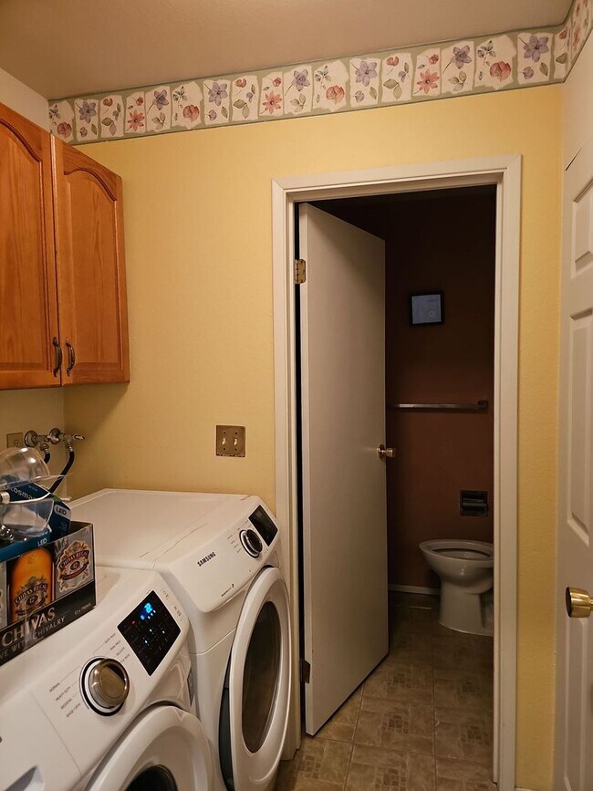 Building Photo - Amazing 3B/3B Single Family Home near Microsoft, prime Redmond location