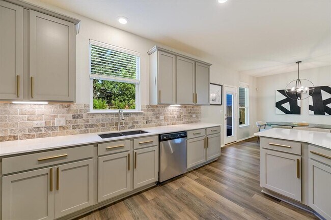 Building Photo - 9012 Golden Leaf Dr