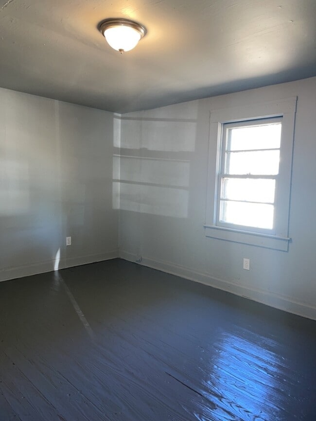 Building Photo - 2 Bedroom 1 Bathroom