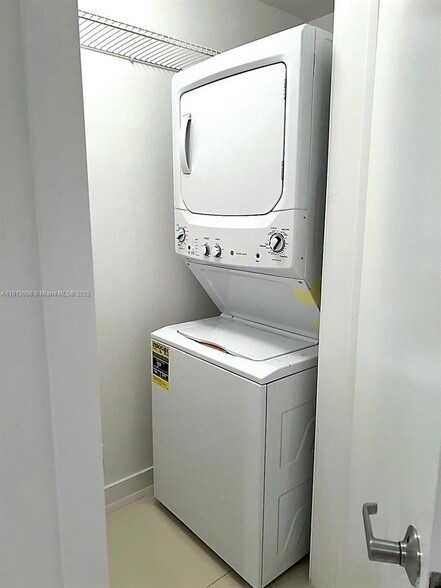 Building Photo - 1060 Brickell Ave