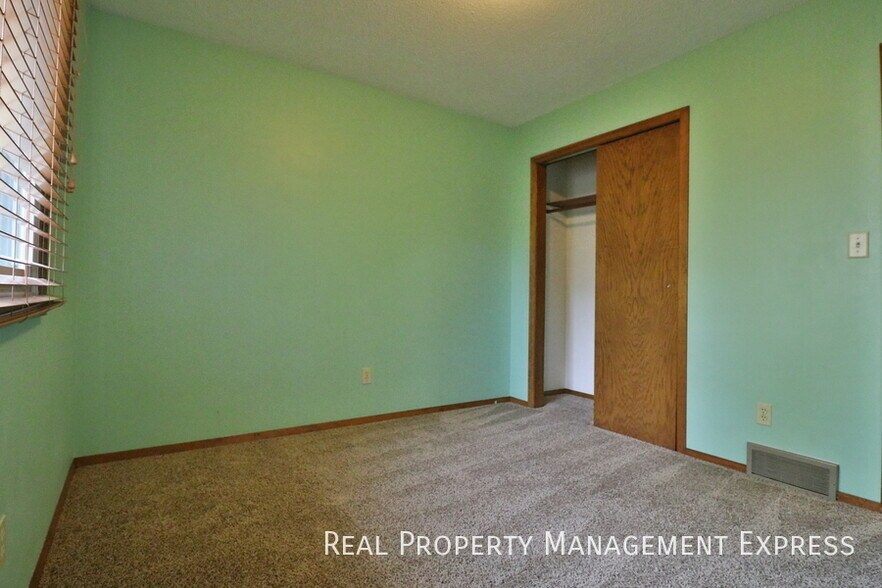 Building Photo - 3 Bedroom 2 Bathroom Home with a Fireplace...