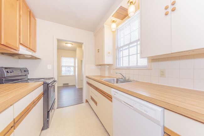 Building Photo - 909 E Ann St