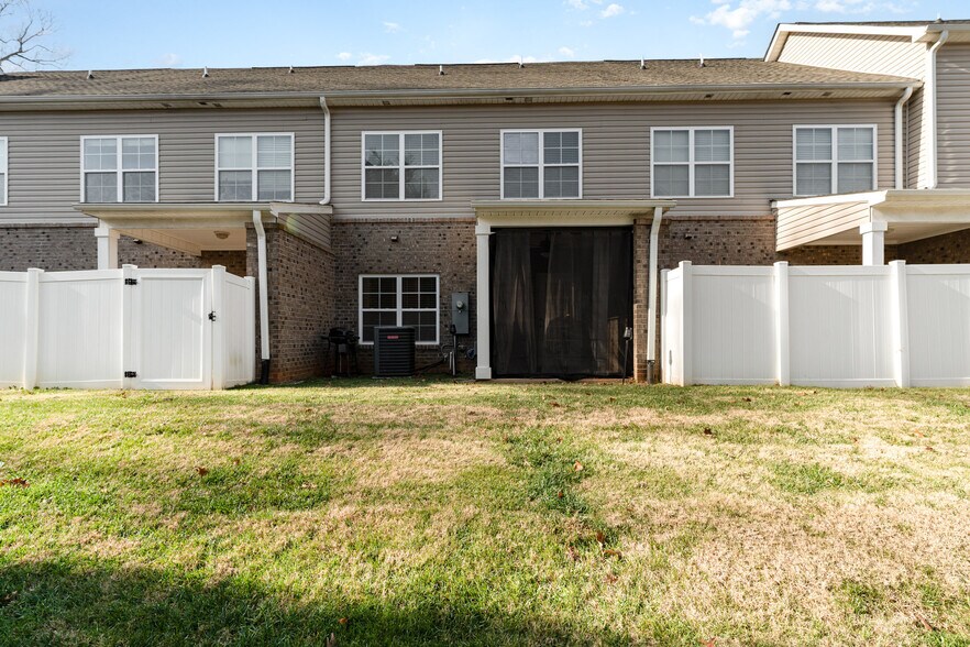 Building Photo - 1915 Fleming Rd