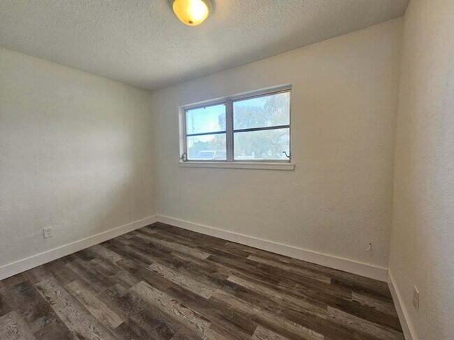 Building Photo - 1040 Hickory Ln