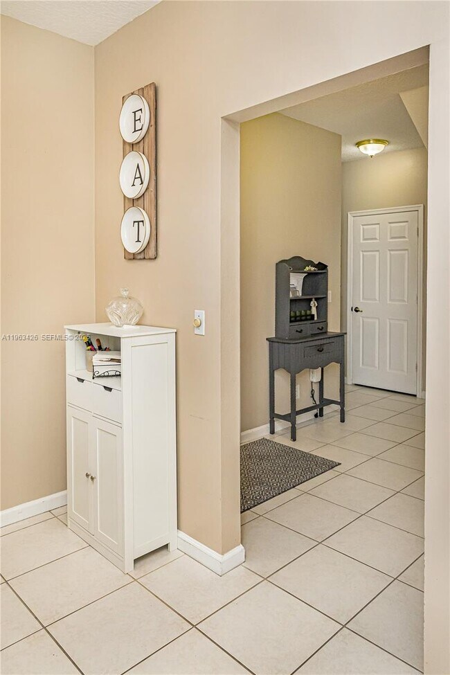 Building Photo - 1651 Hawthorne Pl