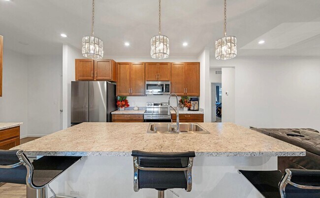 Building Photo - Available NOW - 5 bedroom, 3 full bathroom house - $3,300/month