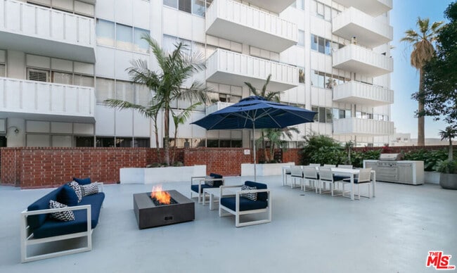 Building Photo - 7135 Hollywood Blvd