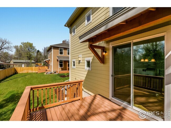 Building Photo - 4 Bedroom Townhome Available in Early Sept...