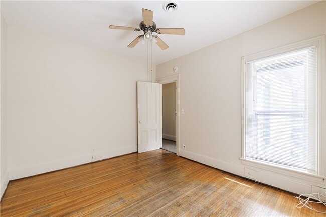 Building Photo - 18 Vick Park B