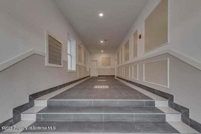 Building Photo - 19 N River St