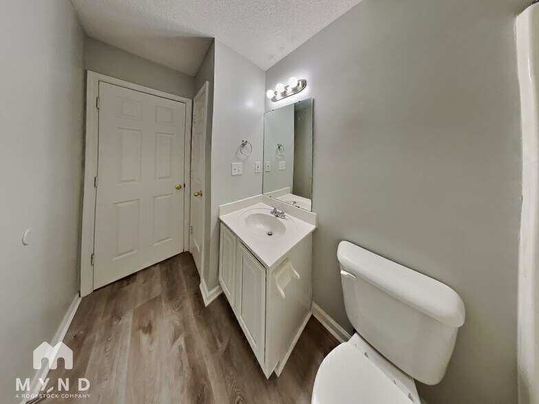 Building Photo - 3806 Sungrove Cir E