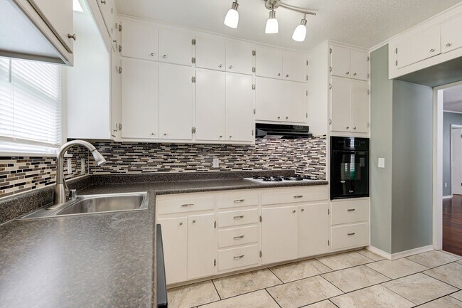 Building Photo - Super Cute Brick Home in Uptown OKC!
