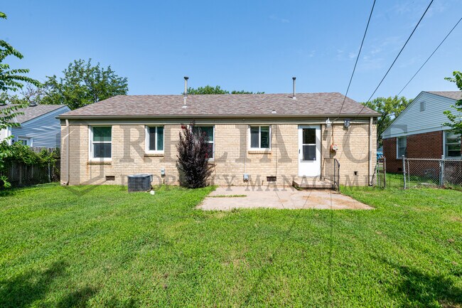 Building Photo - 726 S Apache Dr