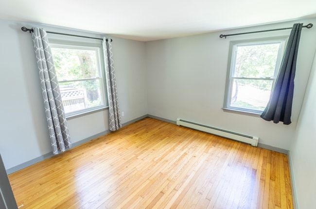 Building Photo - 2 Bedroom Ranch with Solar Panels, great e...