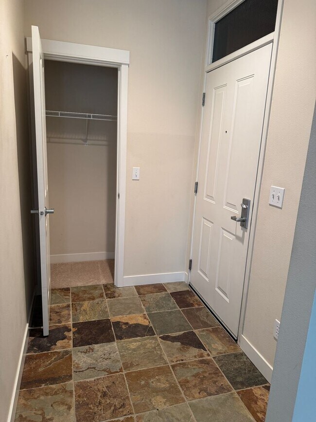 Building Photo - Issaquah 1bed Condo