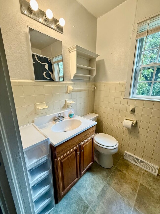 Building Photo - Two bedroom, 1 bath house in Burlington