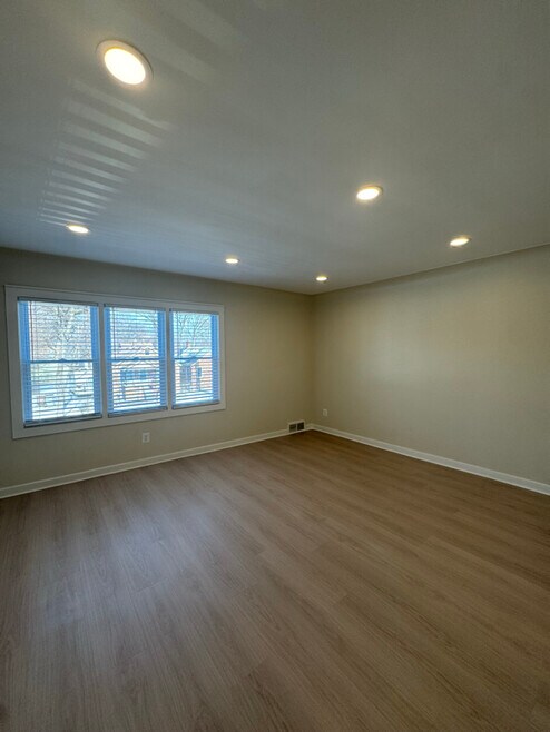 Building Photo - 393 W Milton Ave