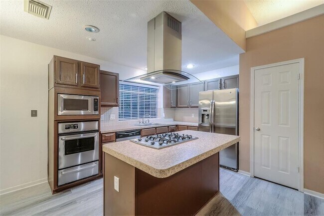 Building Photo - 143 W Village Knoll Cir