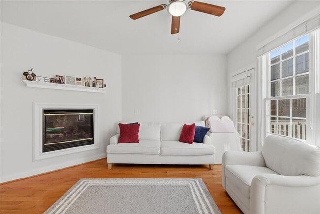 Building Photo - Welcome to this beautifully maintained 4-bedroom, 3.5-bath townhome in the heart of Lorton