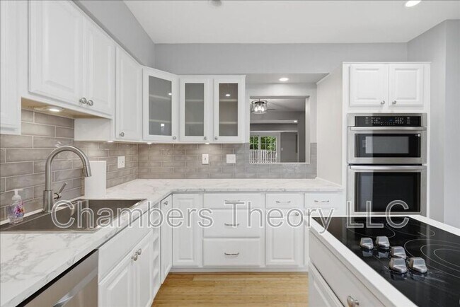Building Photo - 5713 Independence Cir