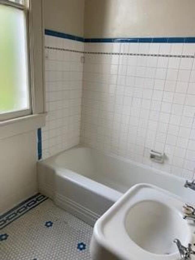 Building Photo - 1719 Valence St